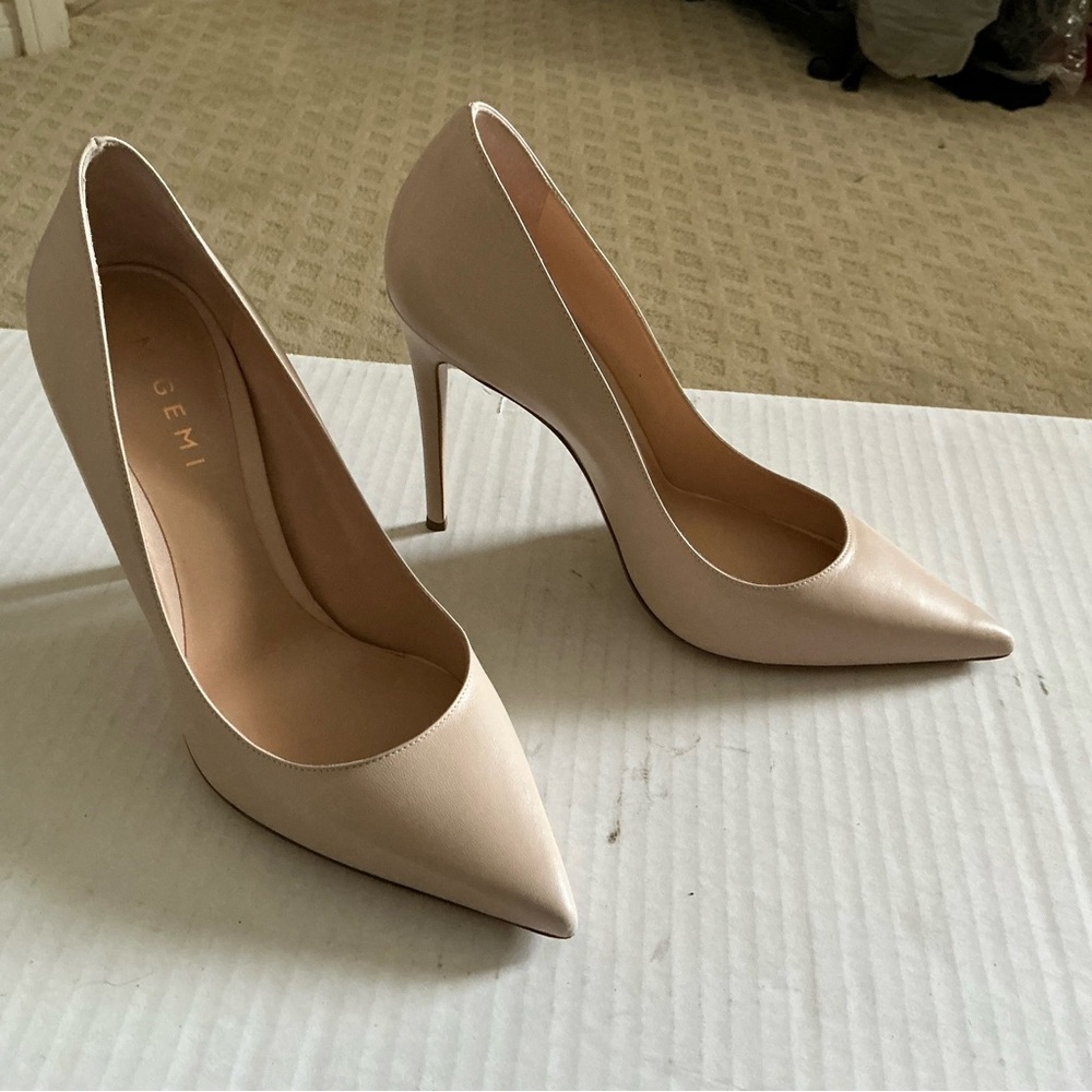 M. Gemi Esatto 105 classic point toe pump in Natural color size 40